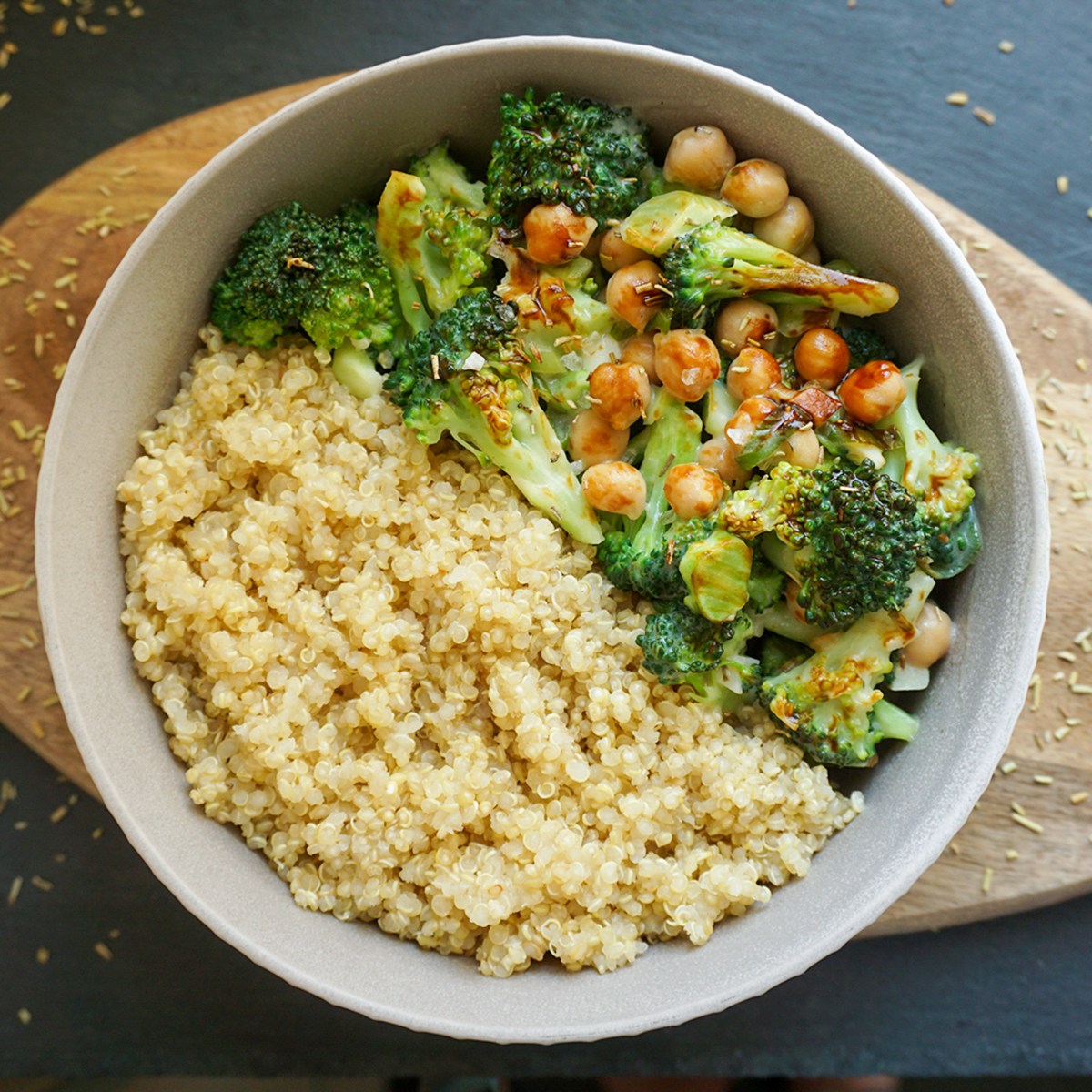 Quinoa Pfanne mit Zitronen-Rosmarin-Sauce