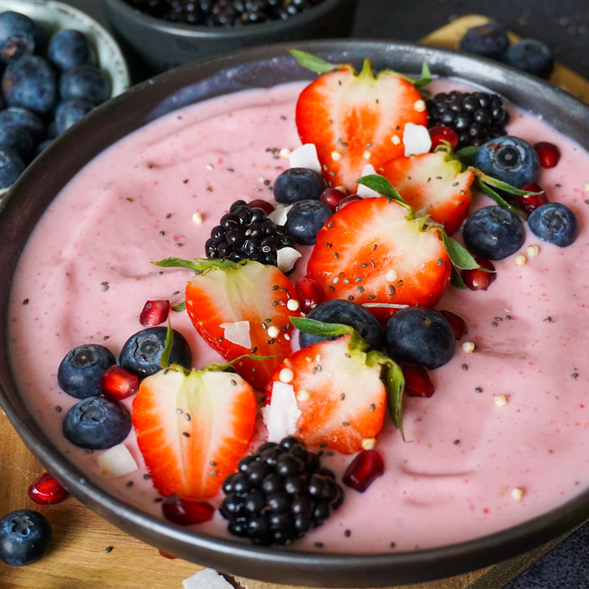 Erdbeer-Smoothiebowl